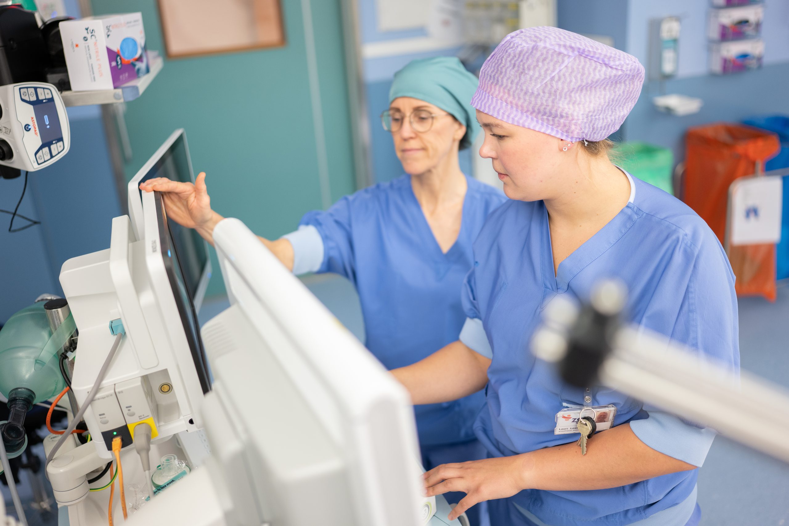 Lauri, anesthesiemedewerker aan het werk met collega