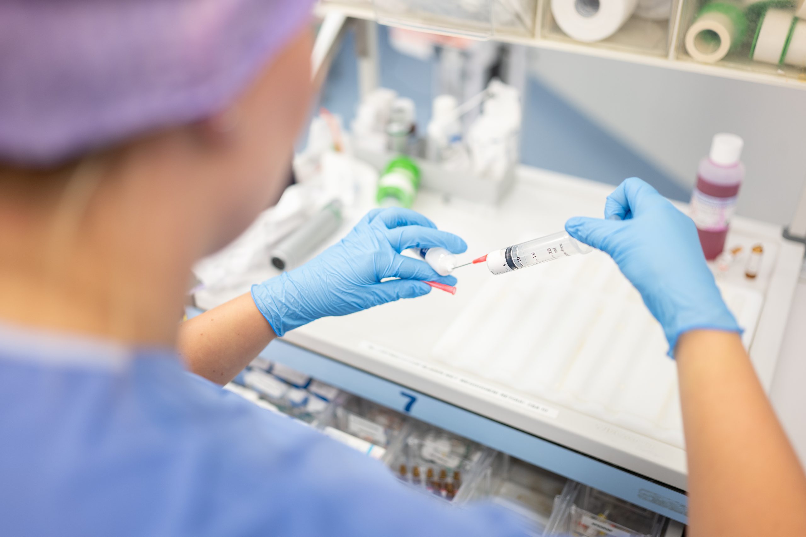 Lauri, anesthesiemedewerker, werkt met medicijnen