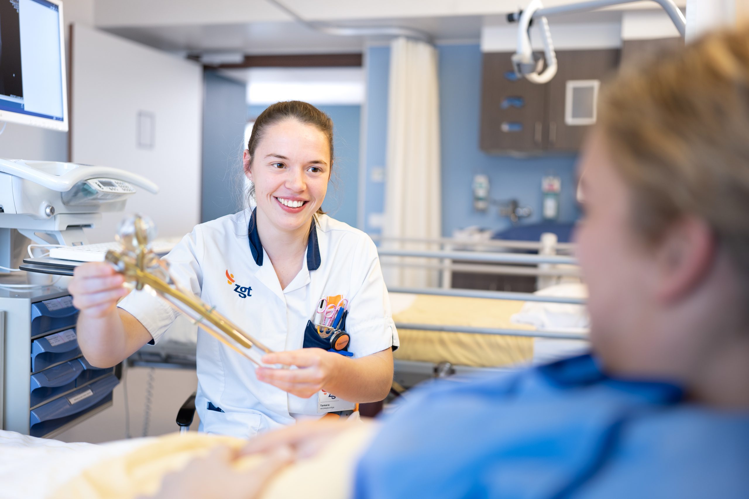 Tamara, trainee acute zorg in gesprek met patiënt