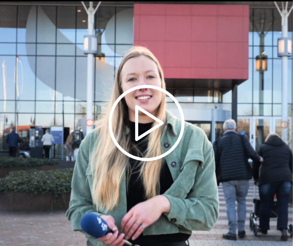 Stagiaire Anky staat met microfoon voor ZGT